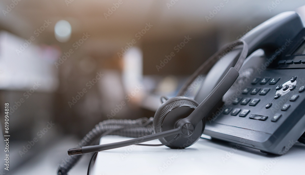 VoIP-Tischtelefon mit Headset auf einem Schreibtisch