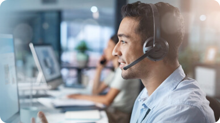 Mitarbeiter mit Headset im Support